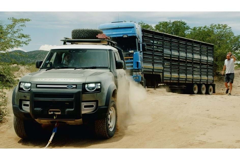 Muita força: dois Land Rover Defender rebocam 20 toneladas de “ferro” e salvam camionista