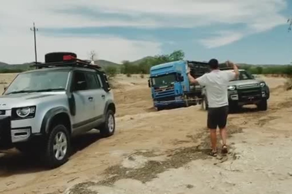 Muita força: dois Land Rover Defender rebocam 20 toneladas de “ferro” e salvam camionista