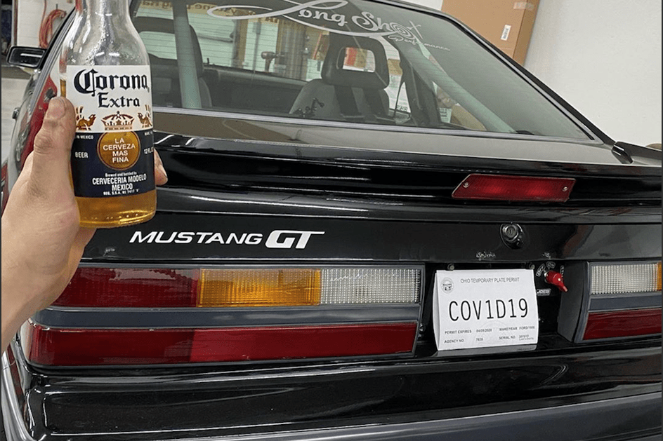 Humor negro: Ford Mustang tem matrícula COV1D19