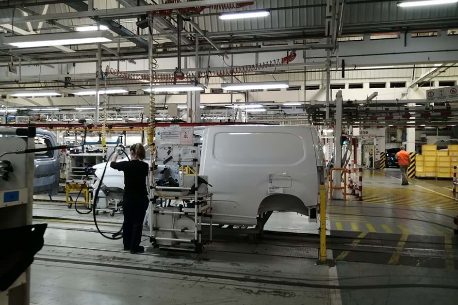 Fábrica no Tramagal da Mitsubishi Fuso também vai suspender produção