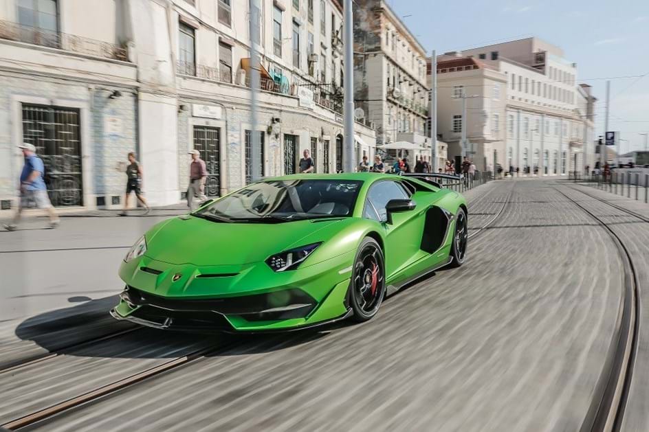 Lamborghini Aventador SVJ: pode entrar… mas não pode sair!