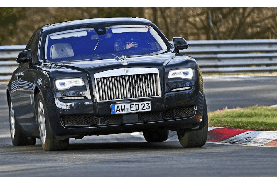 O que faz um luxuoso Rolls-Royce Ghost no Nürburgring?