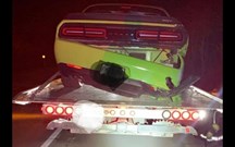 Azar: pneu furado trava fuga a 271 km/hora de Dodge Challenger à polícia