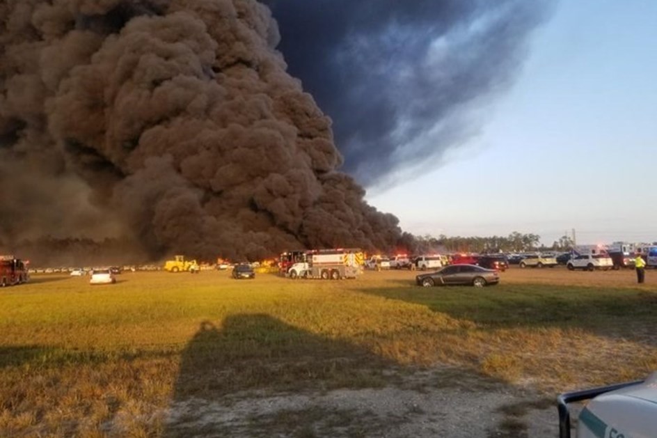 Incêndio destrói 3500 carros em parque de estacionamento do aeroporto da Florida