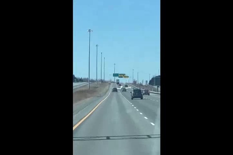 Saiam da frente! Avioneta aterra em auto-estrada no Quebec