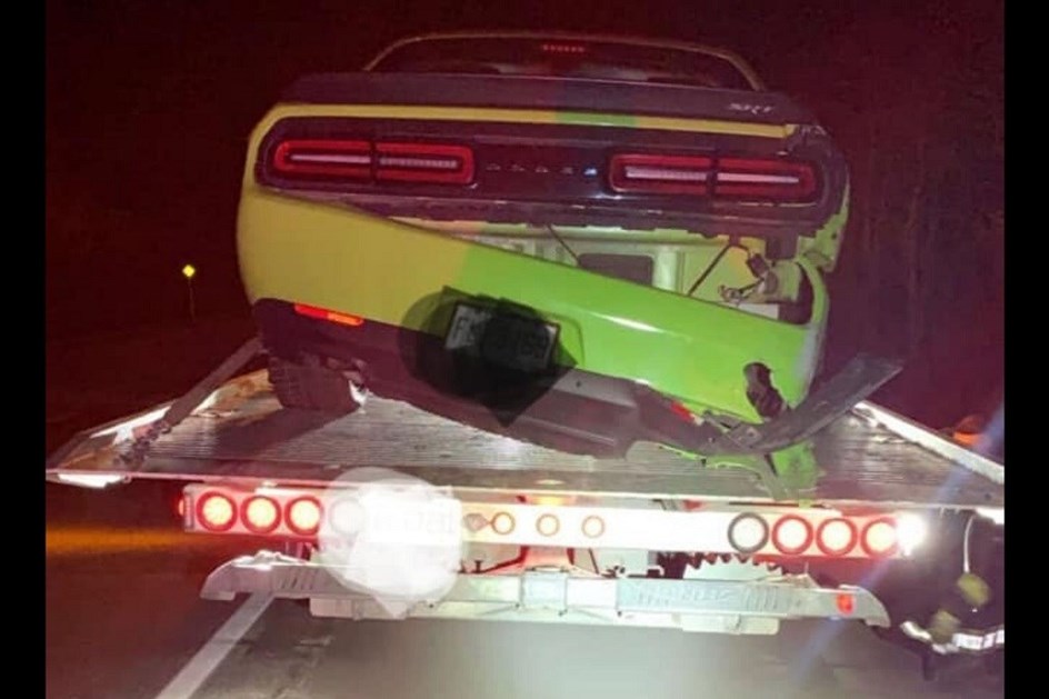 Azar: pneu furado trava fuga a 271 km/hora de Dodge Challenger à polícia