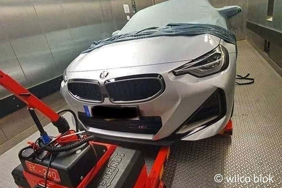 Futuro BMW Série 2 "descamuflado" nas redes sociais