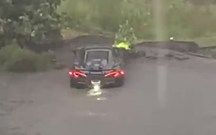 É isto que acontece quando se anda com um McLaren 600LT durante uma cheia…