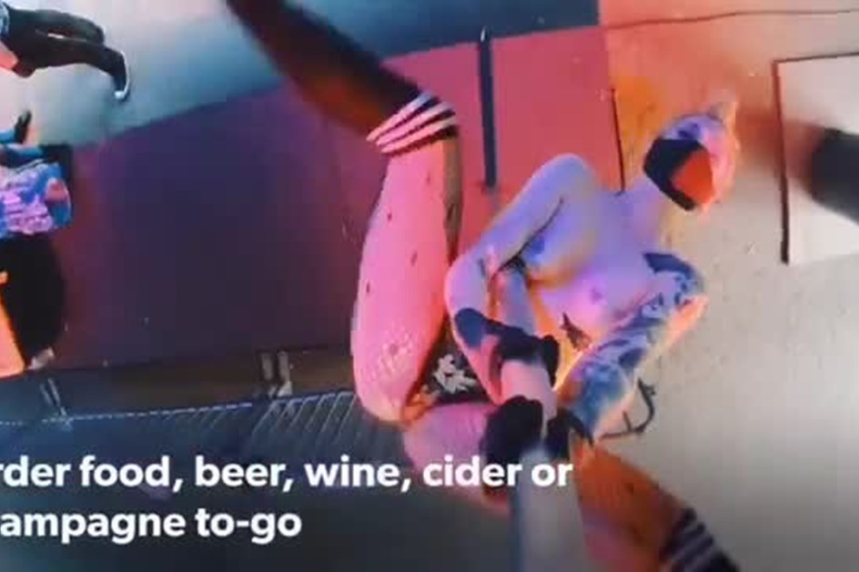 Bar de 'strip' abre 'drive-thru' com bailarinas a dançar no varão. Veja o vídeo!