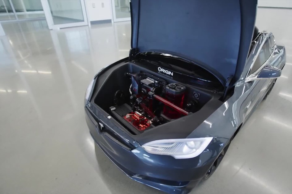 Fenomenal: um ‘gaming PC’ transformado num Tesla Model S