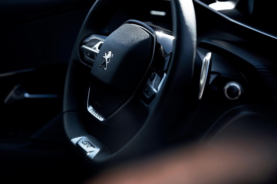 A evolução dos volantes da Peugeot: do simples guiador ao volante multifunções