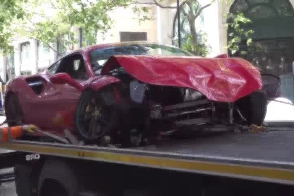 ‘Rapper’ Swarmz escapa a choque de Ferrari contra autocarro