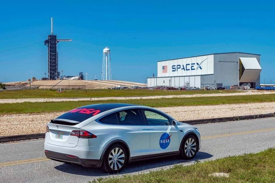 Elon Musk eufórico: SpaceX leva astronautas ao espaço