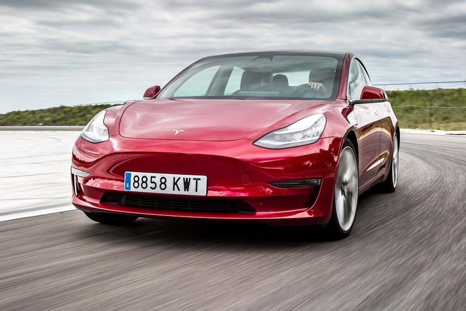Anedótico: família alemã compra 27 Tesla Model 3 quando só queria um!