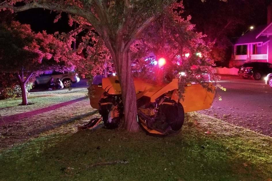 “Street racing” não é crime: Ford Mustang acaba abraçado a árvore!