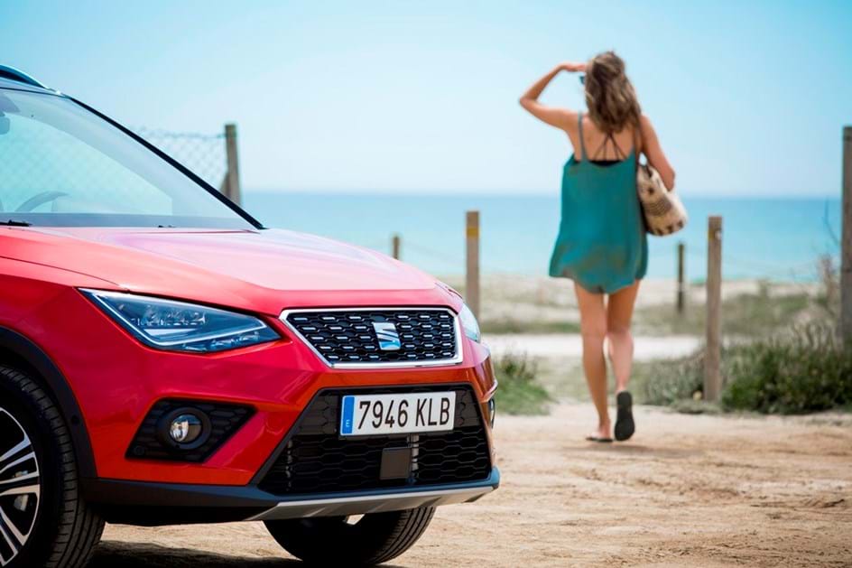 Dicas para manter o carro protegido do sal e da areia de um dia de praia