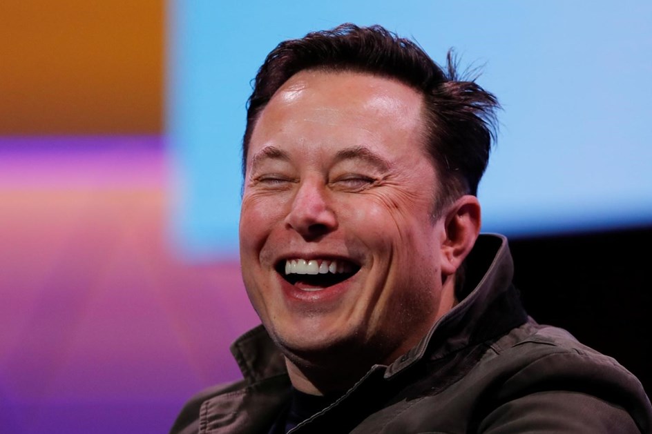 Elon Musk garante que a Tesla está "muito perto" dos carros totalmente autónomos