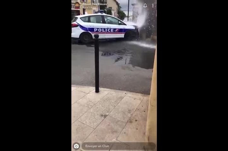 Carro da polícia tem acidente bizarro em Paris