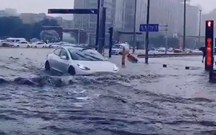 Tesla Model 3 sem medo em ruas alagadas de Xangai