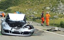 Prejuízo de milhões de euros em acidente de luxo entre Porsche e Bugatti. Veja as imagens