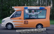 Edd China bate recorde mundial de velocidade… com uma carrinha de gelados eléctrica!