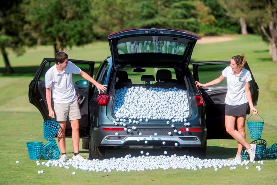Quantas bolas de golfe cabem dentro da bagageira de um SUV?