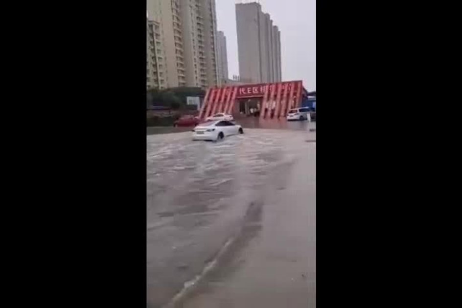 Tesla Model 3 sem medo em ruas alagadas de Xangai