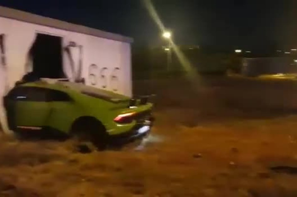 Lamborghini falha rotunda e enfaixa-se em posto de electricidade