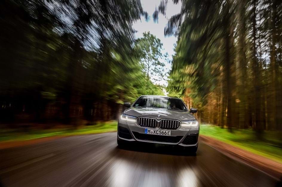 BMW 545 xDrive promete mais potência com baixos consumos