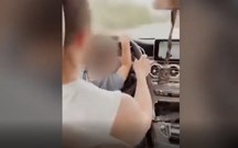 Pai deixa filho de três anos conduzir automóvel