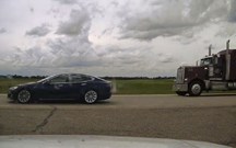 Polícia apanha condutor a dormir com Tesla a 140 km/hora