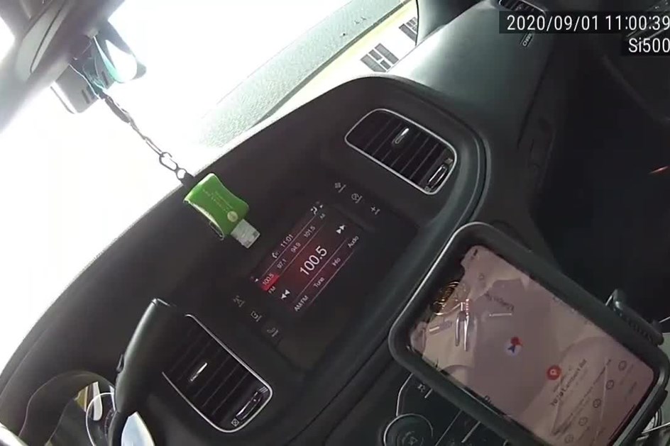 Bode ataca carro da polícia… e ninguém consegue pará-lo!