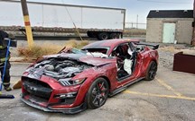 Bombeiros destroem Ford Mustang para treinarem desencarceramentos