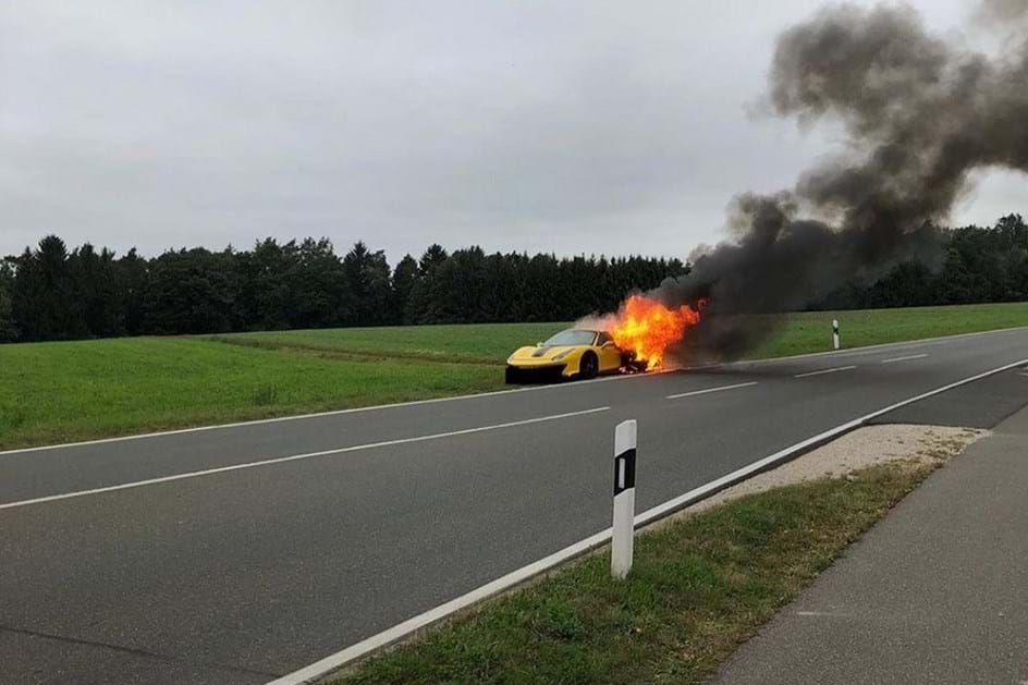 Ferrari de 350 mil euros arde de forma espontânea em auto-estrada
