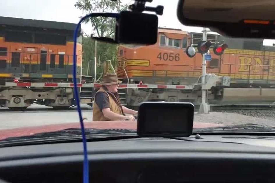 Homem em 'moto-quatro' desafia a morte à frente de comboio