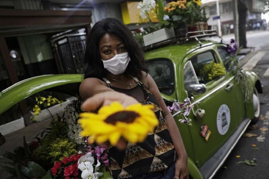 Mulher vende flores em VW 'Carocha' para sobreviver à Covid-19