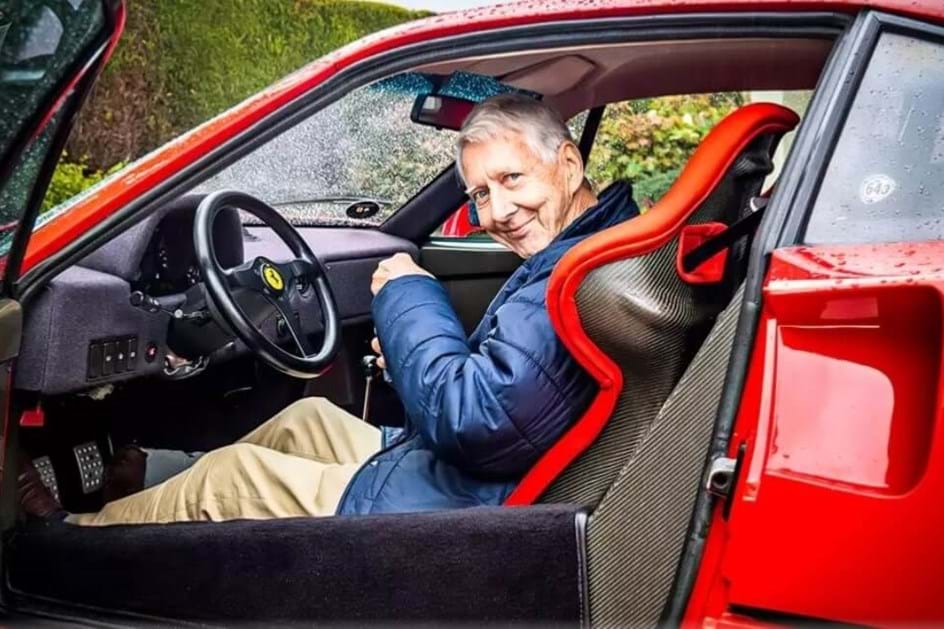 Incrível. Tem 80 anos e conduz um Ferrari F40 no dia-a-dia