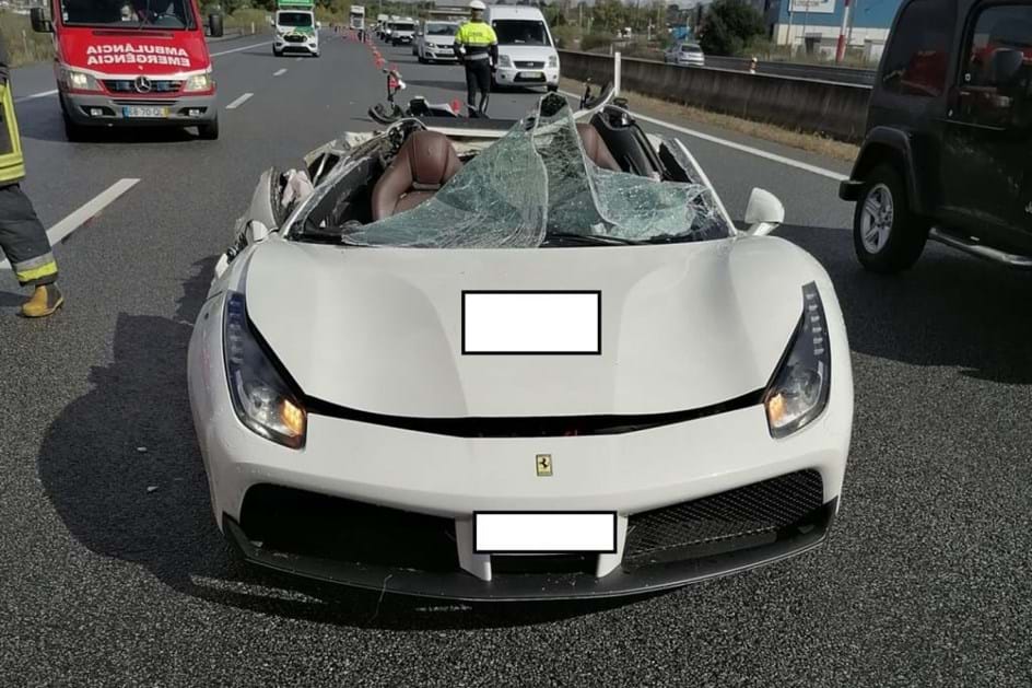 Ferrari 488 Spider destruído em acidente na A2