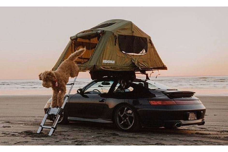 Acampar em todo o lado… com a tenda em cima de um Porsche!