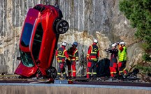 'Crash tests' extremos: Volvo deixa cair dez carros de 30 metros de altura!