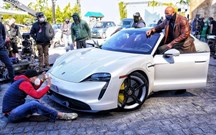 Filmagens interrompidas: Dwayne Johnson não coube no Porsche Taycan