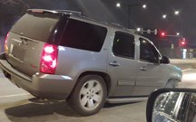 SUV cruza Chicago em duas rodas após perder terceira em acidente