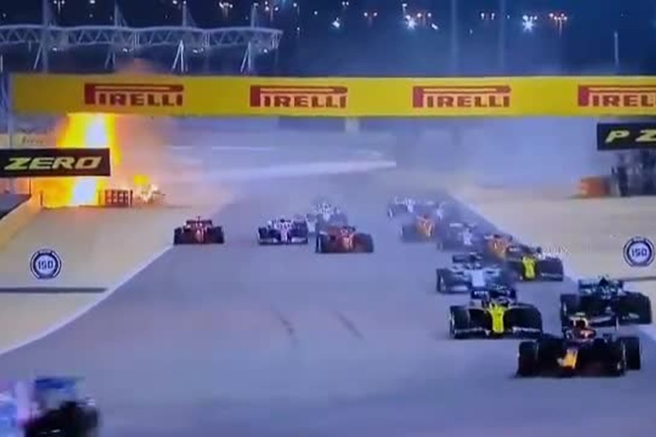 Grosjean escapou a acidente impressionante no GP Bahrein depois do seu F1 se incendiar