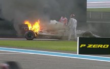 Susto: carro de Kimi Raikkonen em chamas no GP de Abu Dhabi