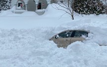 Condutor fica dez horas preso no carro soterrado por 1,5 metros de neve