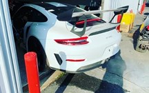 Como se guia um Porsche GT3 RS sobre três rodas?