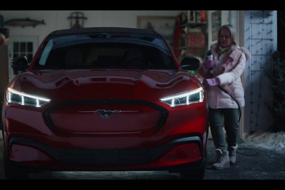Ford Mustang Mach-E recria filme 'Que Paródia de Natal' em anúncio