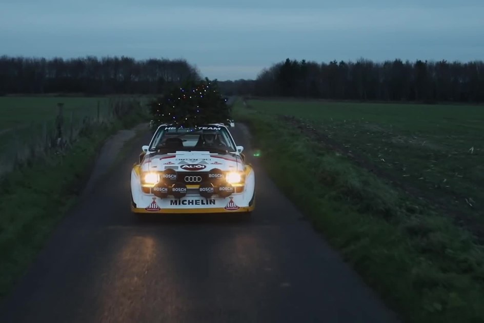Audi Sport Quattro acelerado com pinheiro de Natal no tejadilho