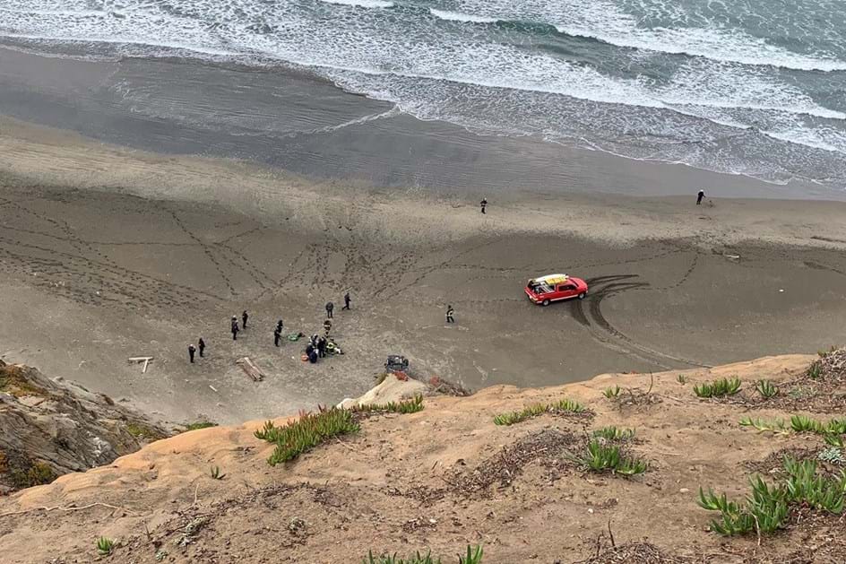 Carro salta 35 metros para a praia no dia de Natal… e condutora sobrevive!