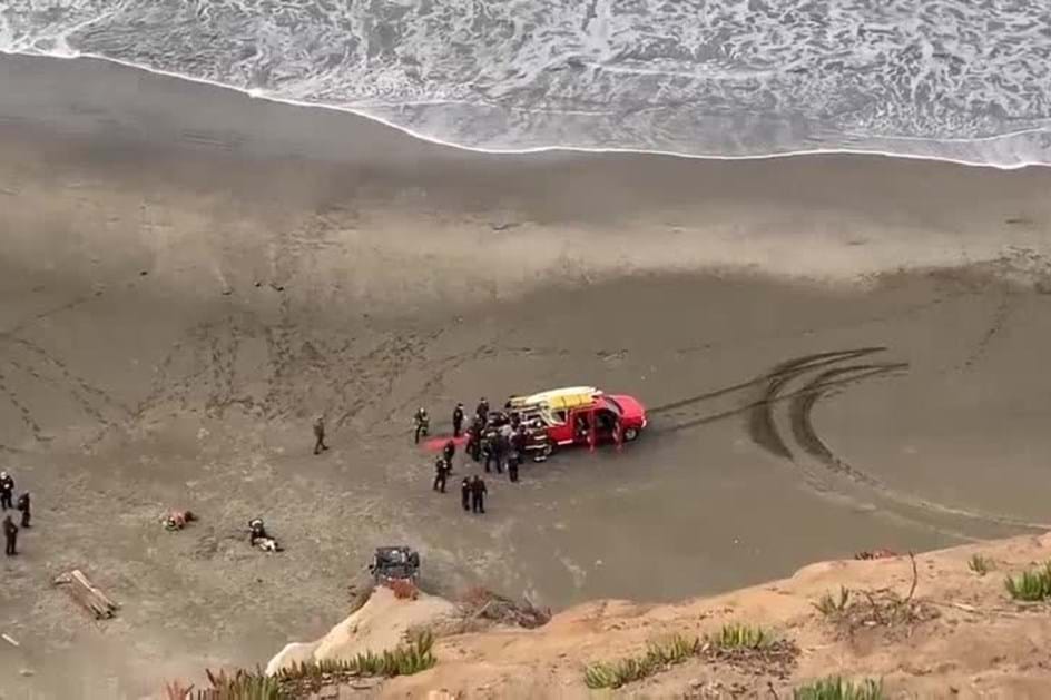 Carro salta 35 metros para a praia no dia de Natal… e condutora sobrevive!